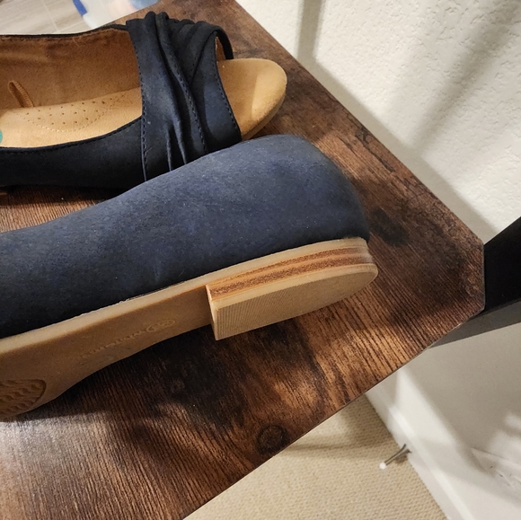 Blue with very low hill - Picture 4 of 7